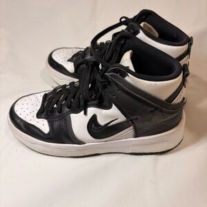 Nike Women’s High-Top Nike Dunk High Up Sneakers